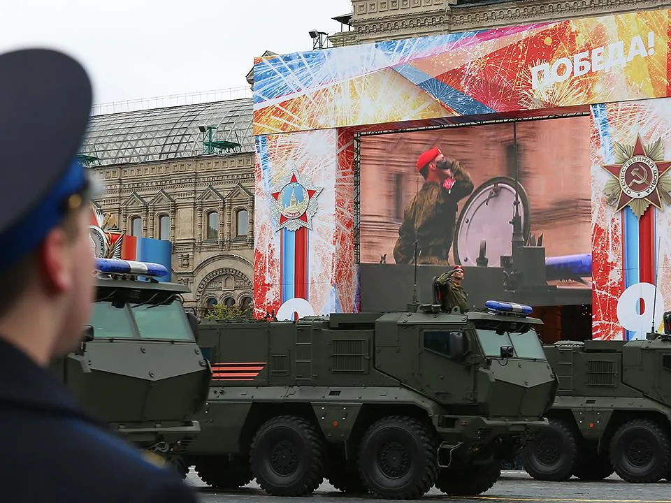 «Чем больнее России, тем лучше»: в Киеве угрожают атаковать Москву во время парада Победы — возможно ли это