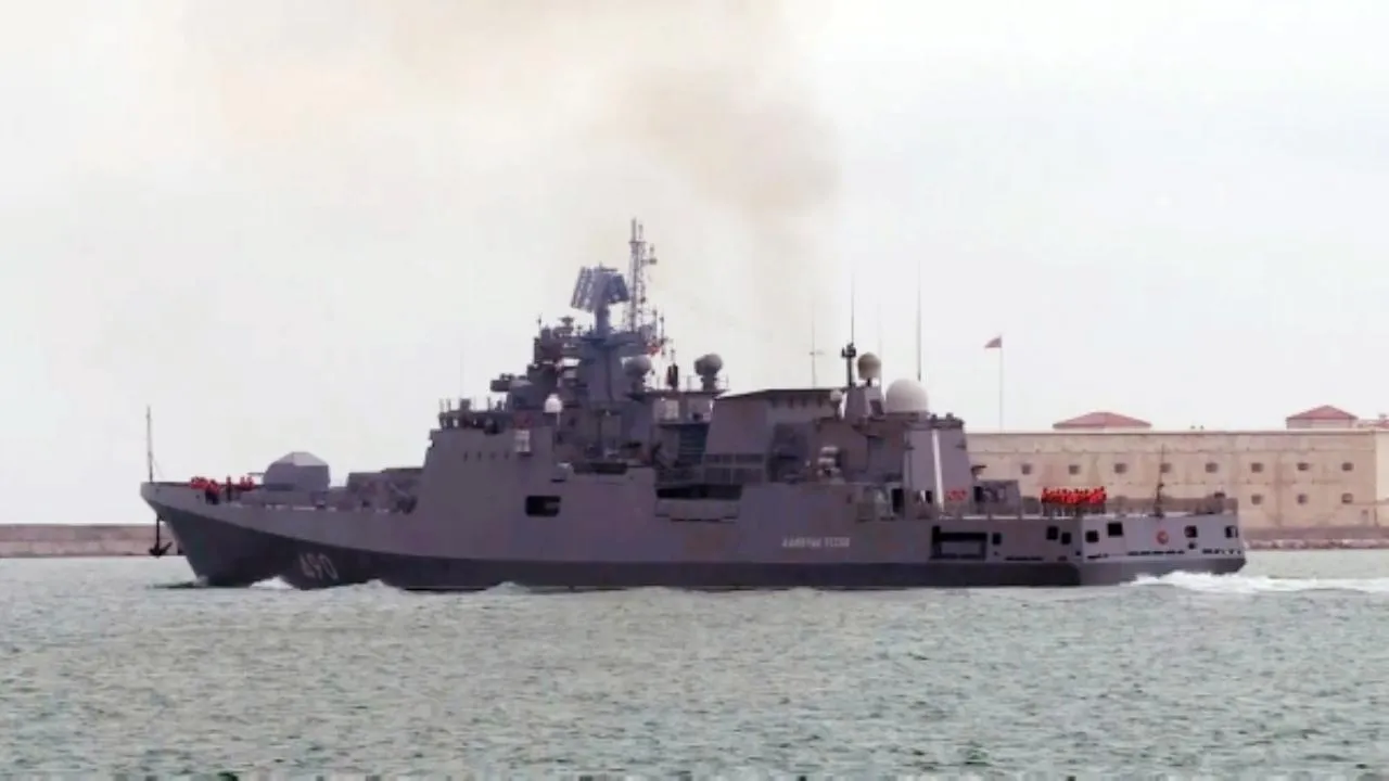 Британский премьер пообещал установить слежку за российскими военными в Черном море