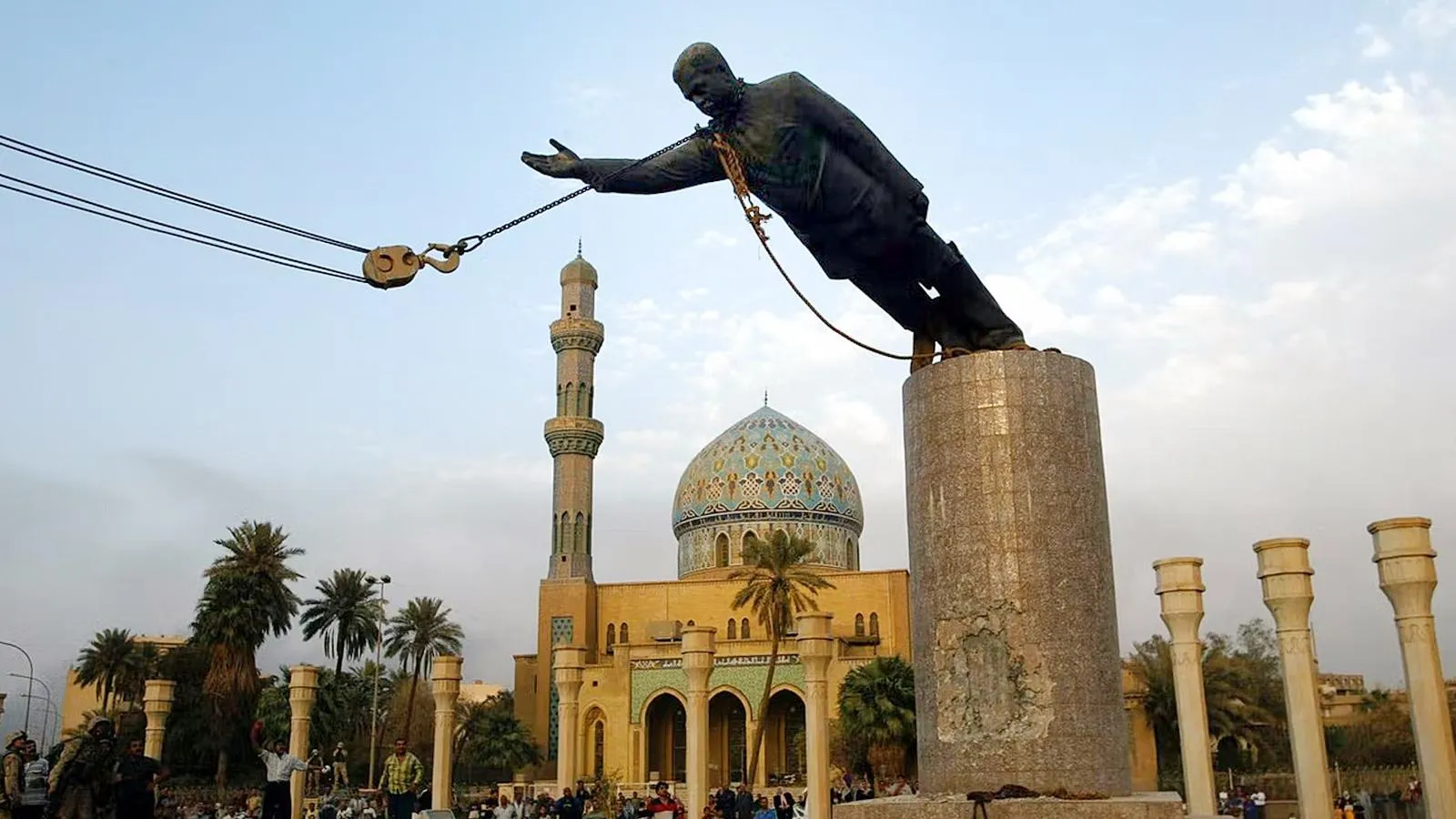 Снос памятника Саддаму Хусейну, Багдад, 9 апреля 2003 года