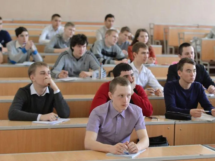 Статус выше, заработок больше: чего ждут педагоги вузов от возвращения к старой модели обучения