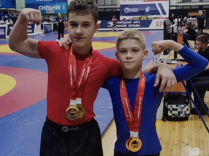 Николай Кравцов (в синем) и Михаил Рудаков. Фото: Максим Самсонов