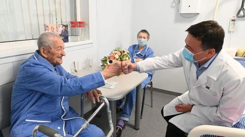 Андрей Воробьев навестил ветерана из Подольска, отметившего 100-летний юбилей