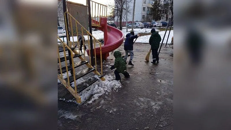 Юные жители Чехова навели порядок в своем дворе