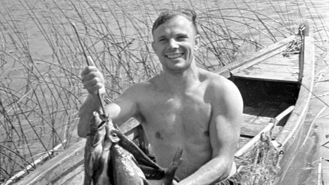 Архивное фото Юрия Гагарина во время рыбалки/fotovmire.ru