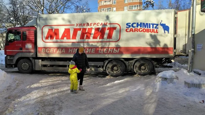 Жители вынуждены идти по трассе из-за фур «Магнита» в Пушкино
