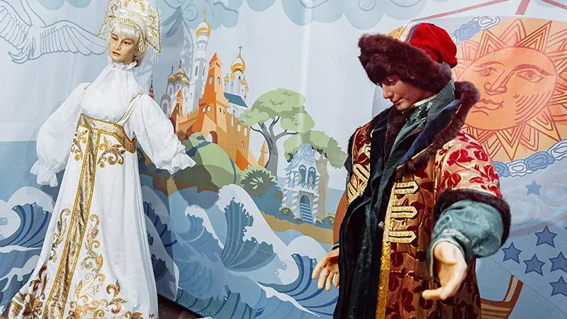 Кощей Бессмертный и Царевна Лебедь прочитают пушкинские сказки