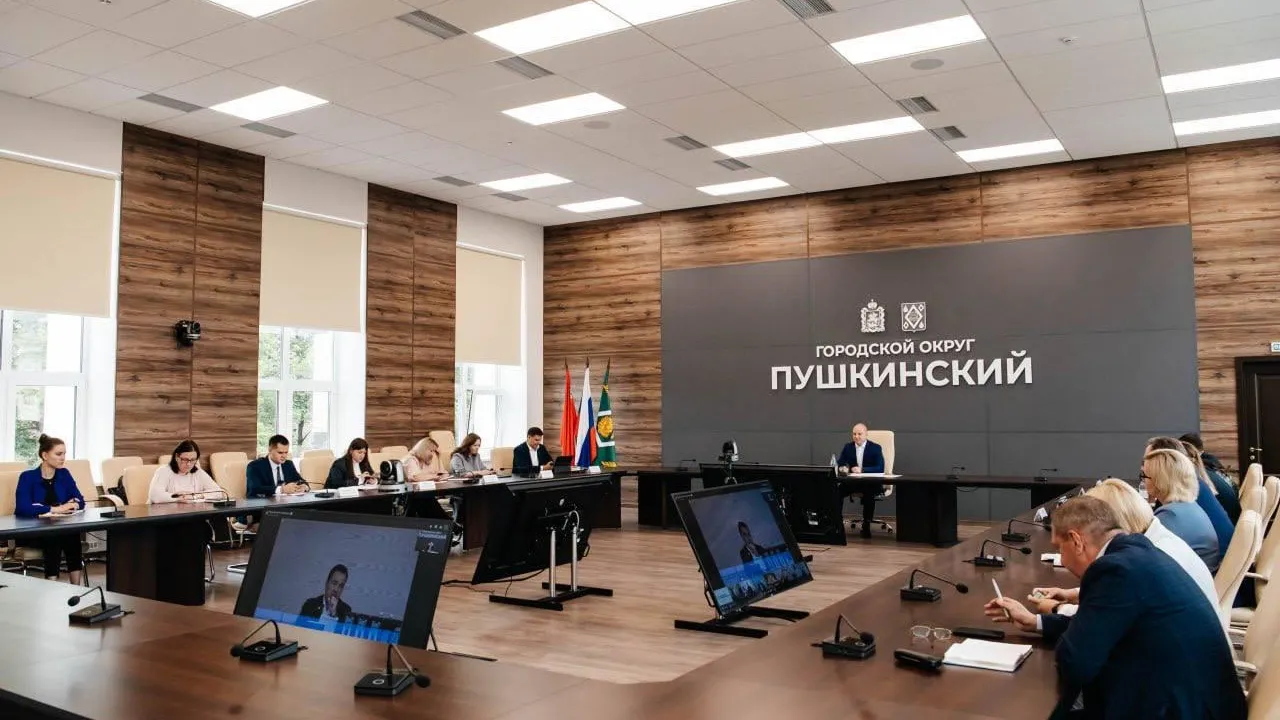 Максим Красноцветов поручил уделить особое внимание содержанию парковых территорий