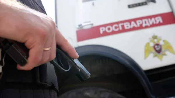 Росгвардейцы задержали пьяного мужчину c пневматическим оружием в Лобне