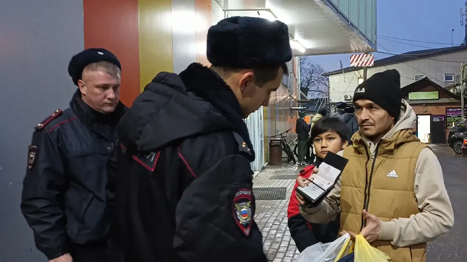 Сотрудники полиции проводят рейд. Фото: t.me/ruza_police