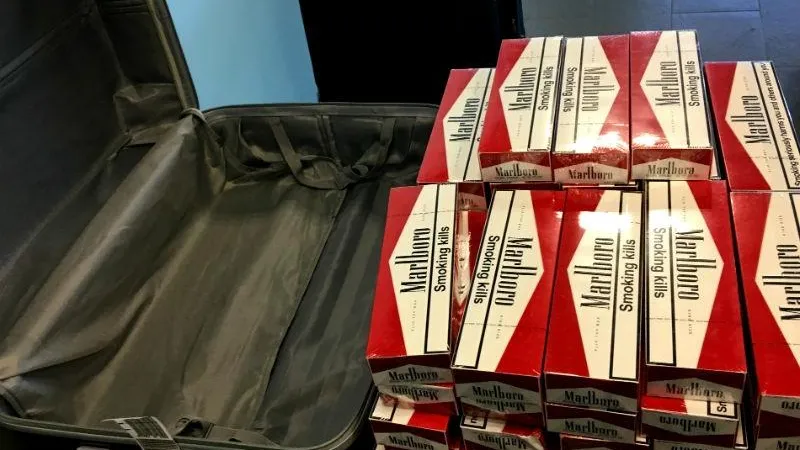 Почти 2 тысячи пачек сигарет пыталась провезти пассажирка в аэропорту Жуковский