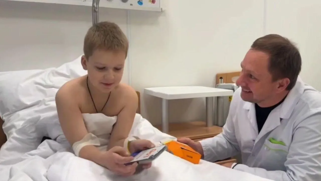 Глава Красногорска проведал пострадавшего от дрона мальчика Богдана в Центре имени Рошаля