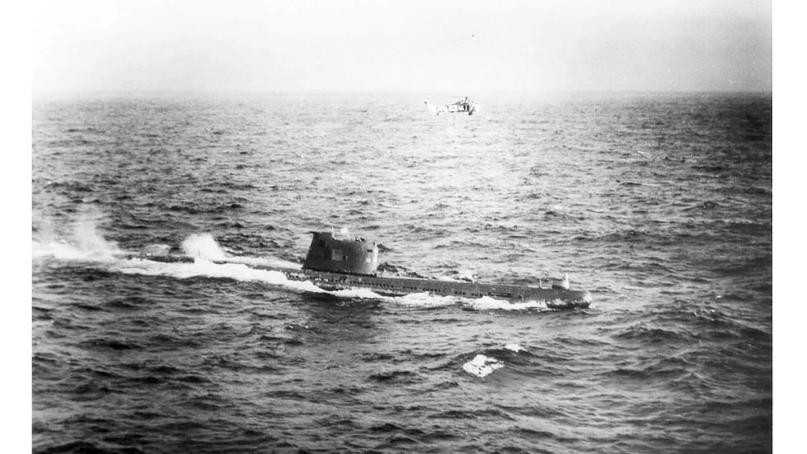 Подлодка Б-59 после подъема на поверхность, над головой кружит вертолет ВМС США, 1962 год