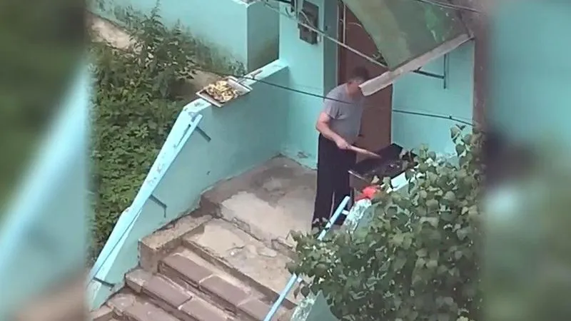 Решение пожарить шашлык в подъезде прославило жителя Дмитрова