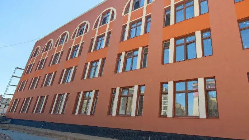 Свыше 180 человек заканчивают возведение школы в Красногорске