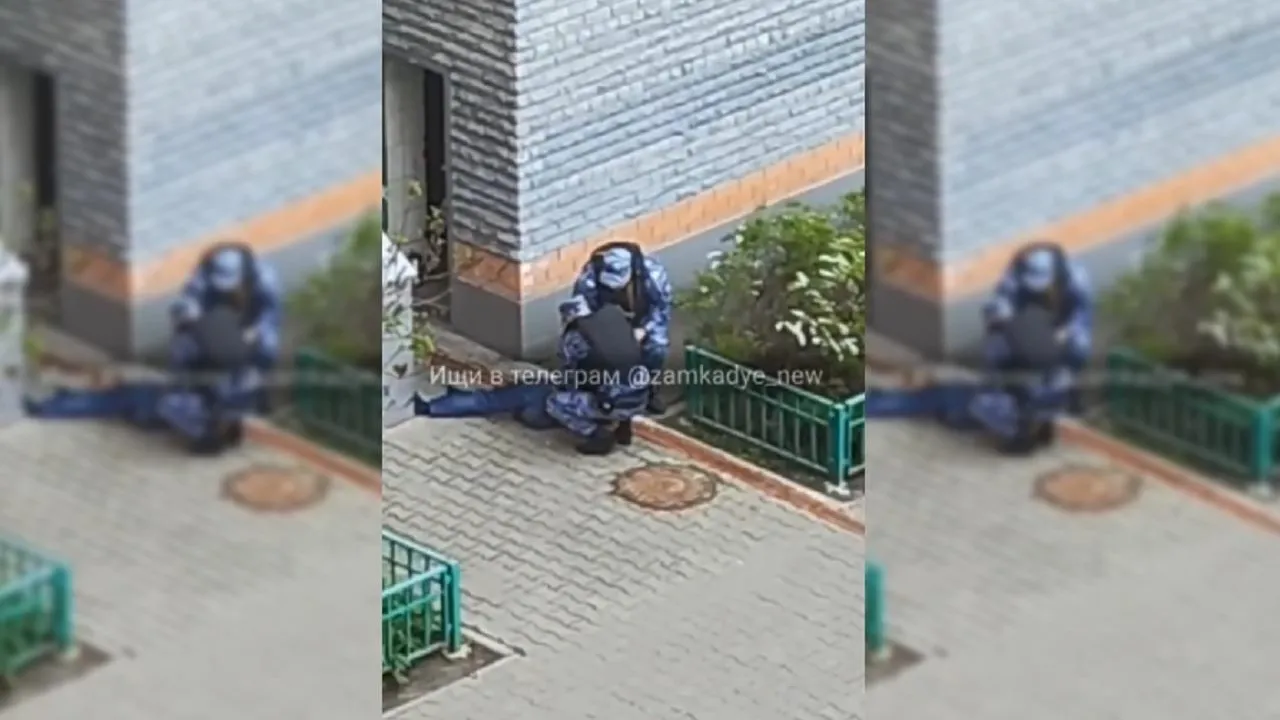 В Мытищах дворник угрожал прохожим предметом, похожим на пистолет