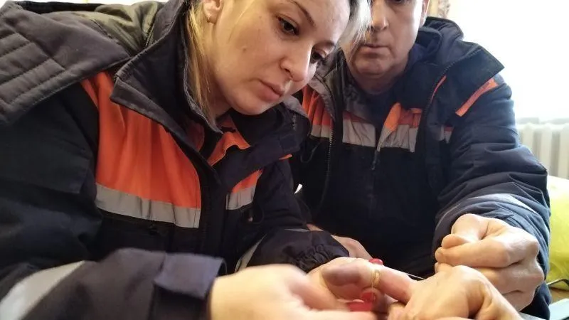 Подмосковные спасатели помогли женщине снять с пальца застрявшее обручальное кольцо