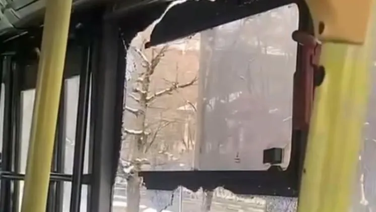 В Химках троллейбус так сильно подпрыгнул на кочке, что в салоне повыбивало стекла