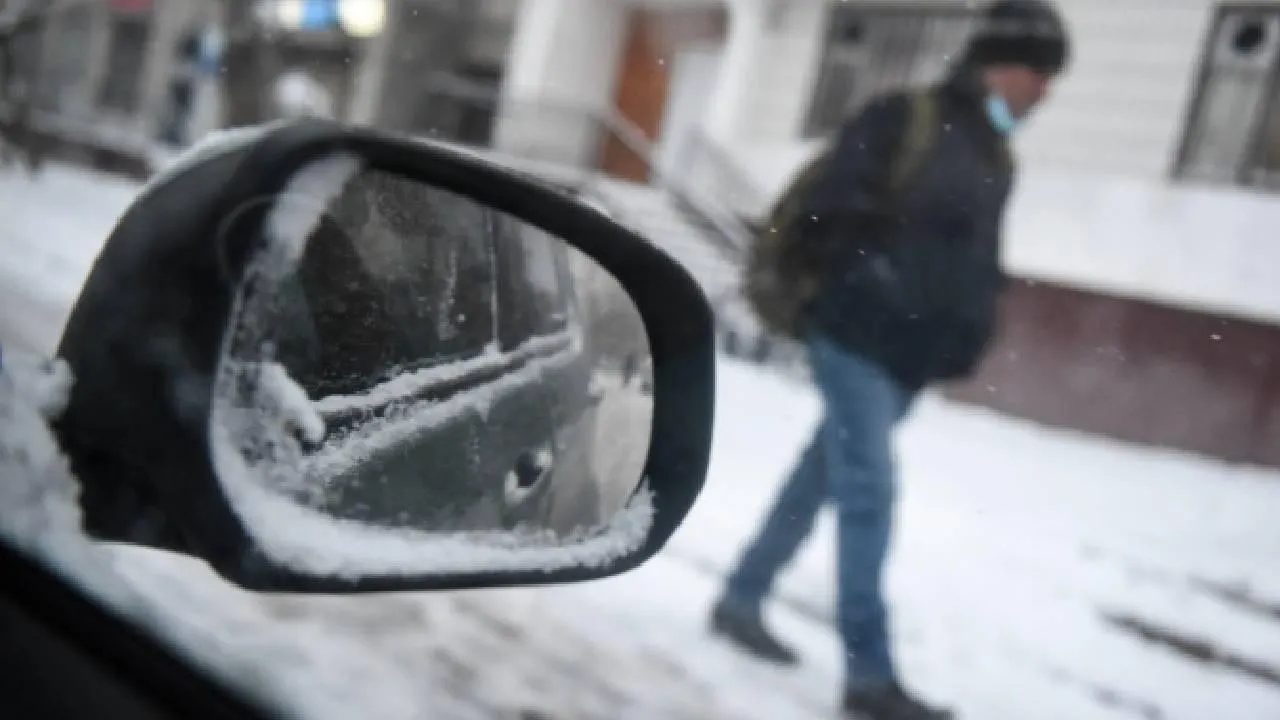 В Ижевске дети ходят в школу по проезжей части из-за неочищенных от снега дорог