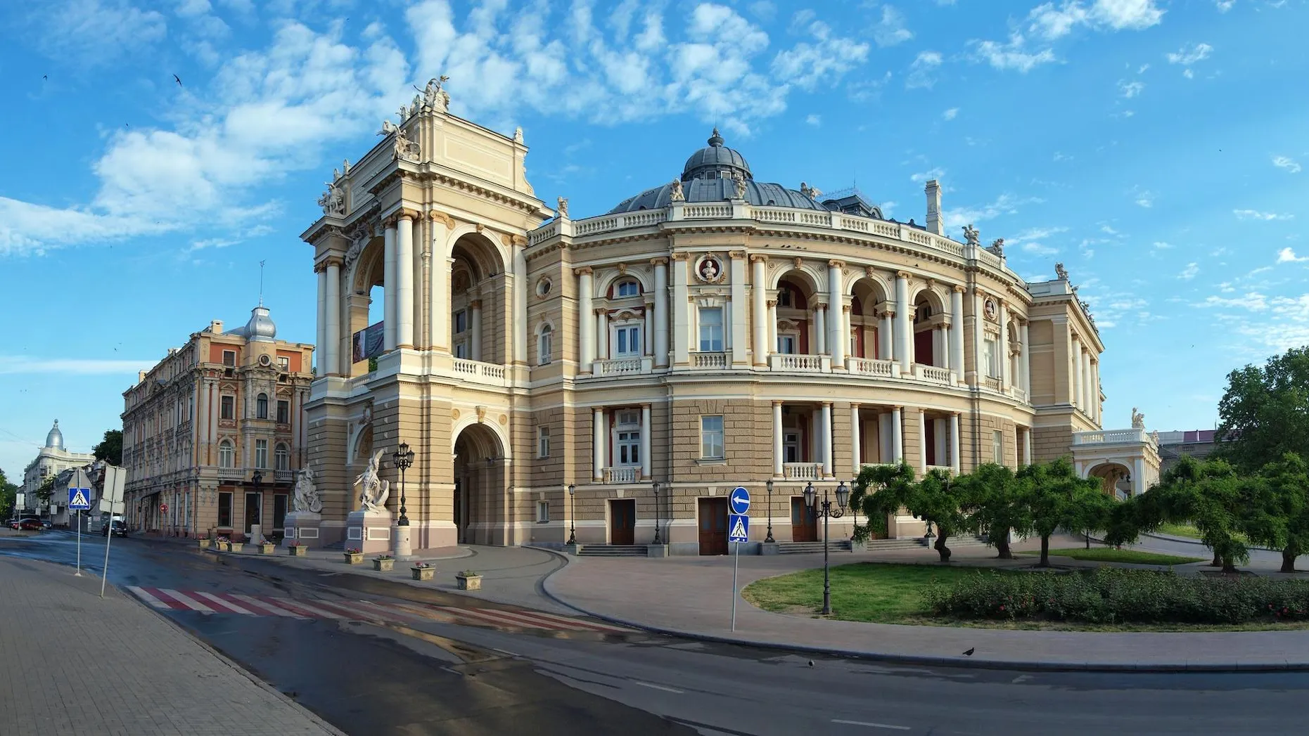 Одесская опера уволила своего дирижера за выступление в театре мужа Нетребко