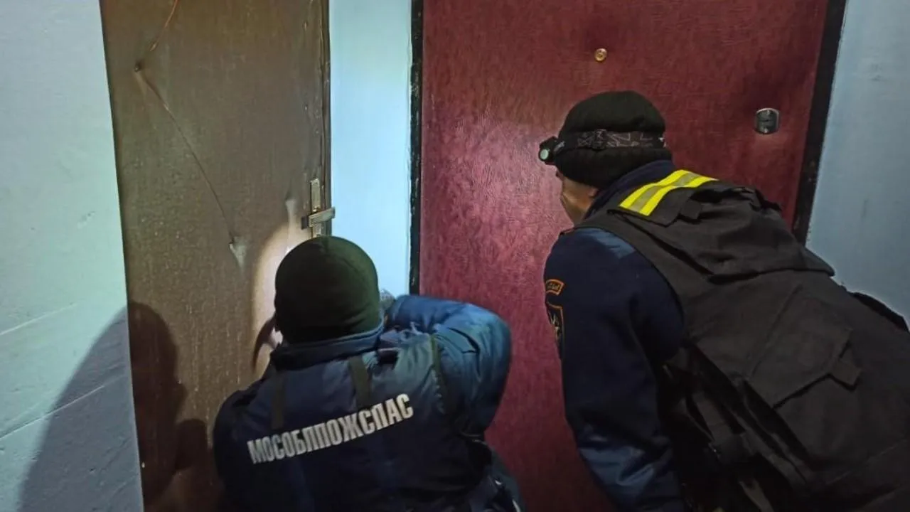Спасатели в Лыткарино помогли мужчине попасть в запертую квартиру, где находились его дети