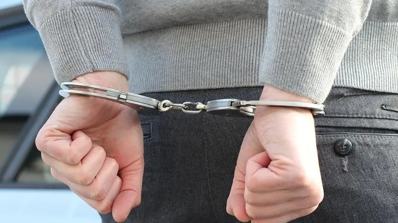 Девушки помогли задержать разбойника, напавшего на пассажира электрички 