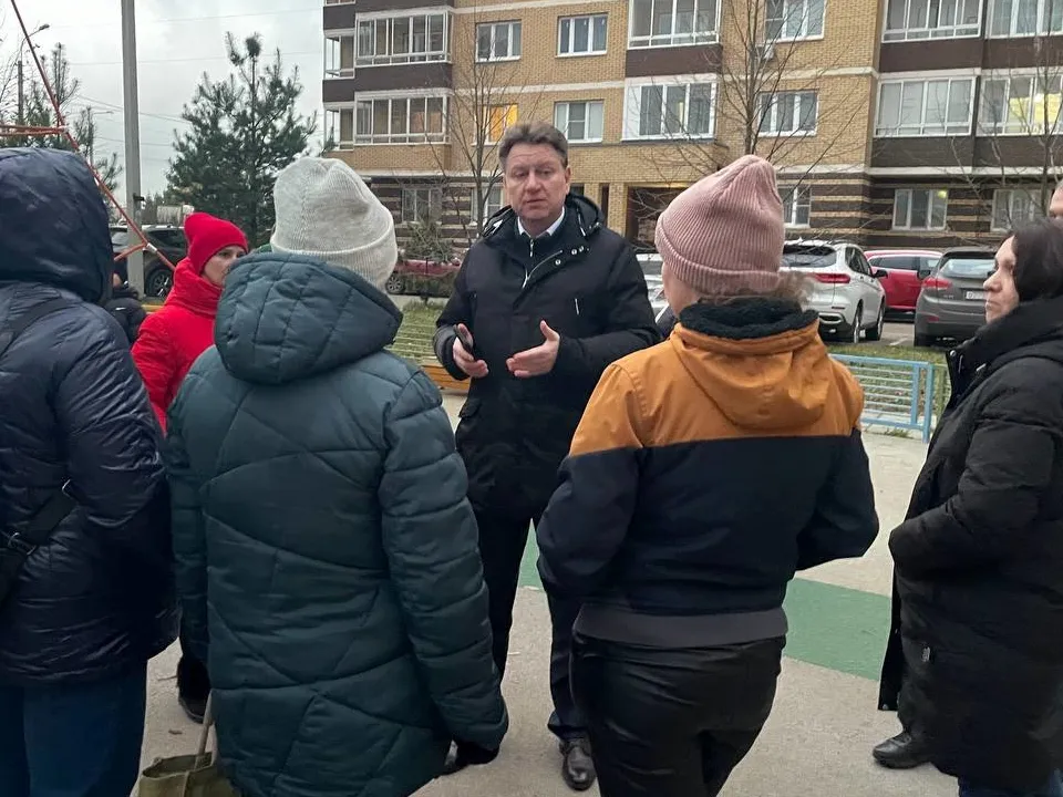 Замглавы округа Александр Столбов общается с жителями поселка Аничково.&nbsp;Фото: t.me/ASt0lb0v