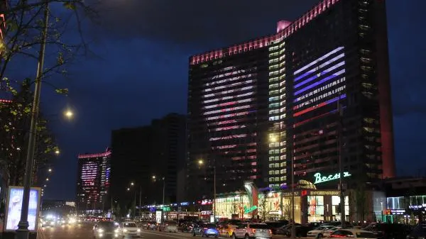 Гигантские живые открытки появились на фасадах домов в Москве
