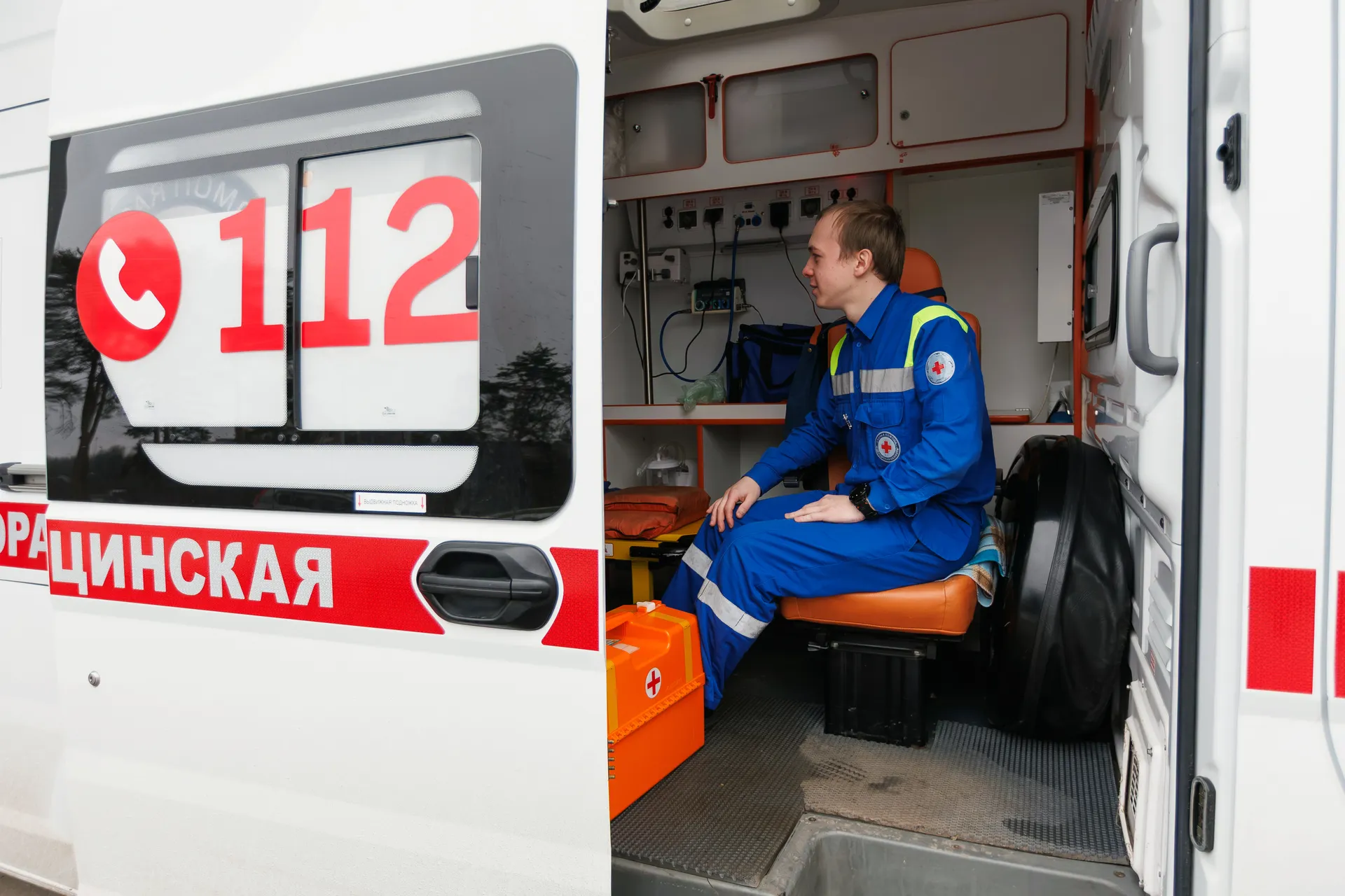 Автомобиль скорой помощи готов к выехать к пациентам