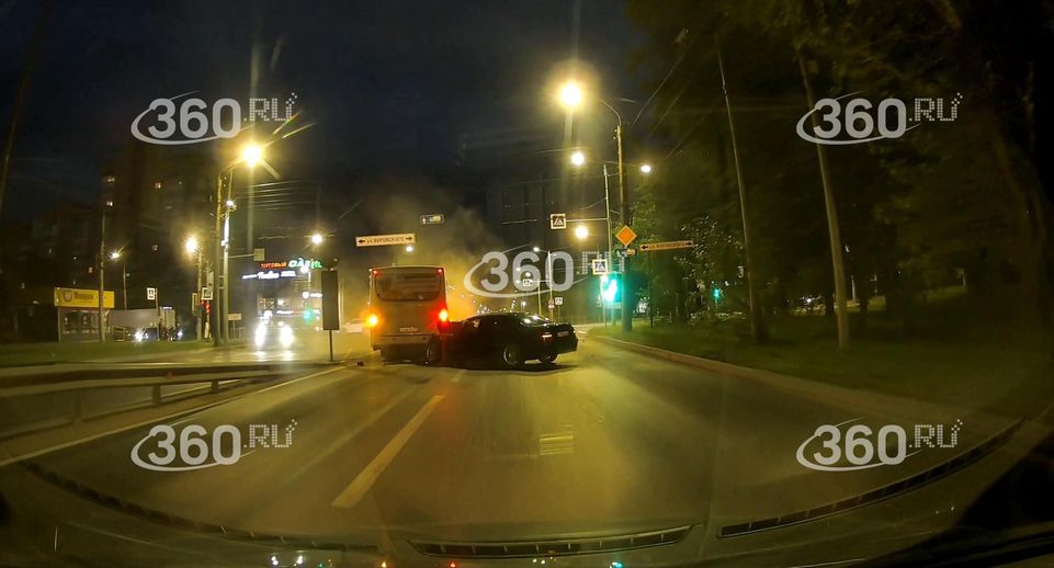 Молодой водитель Mercedes устроил ДТП с четырьмя машинами в Кирове
