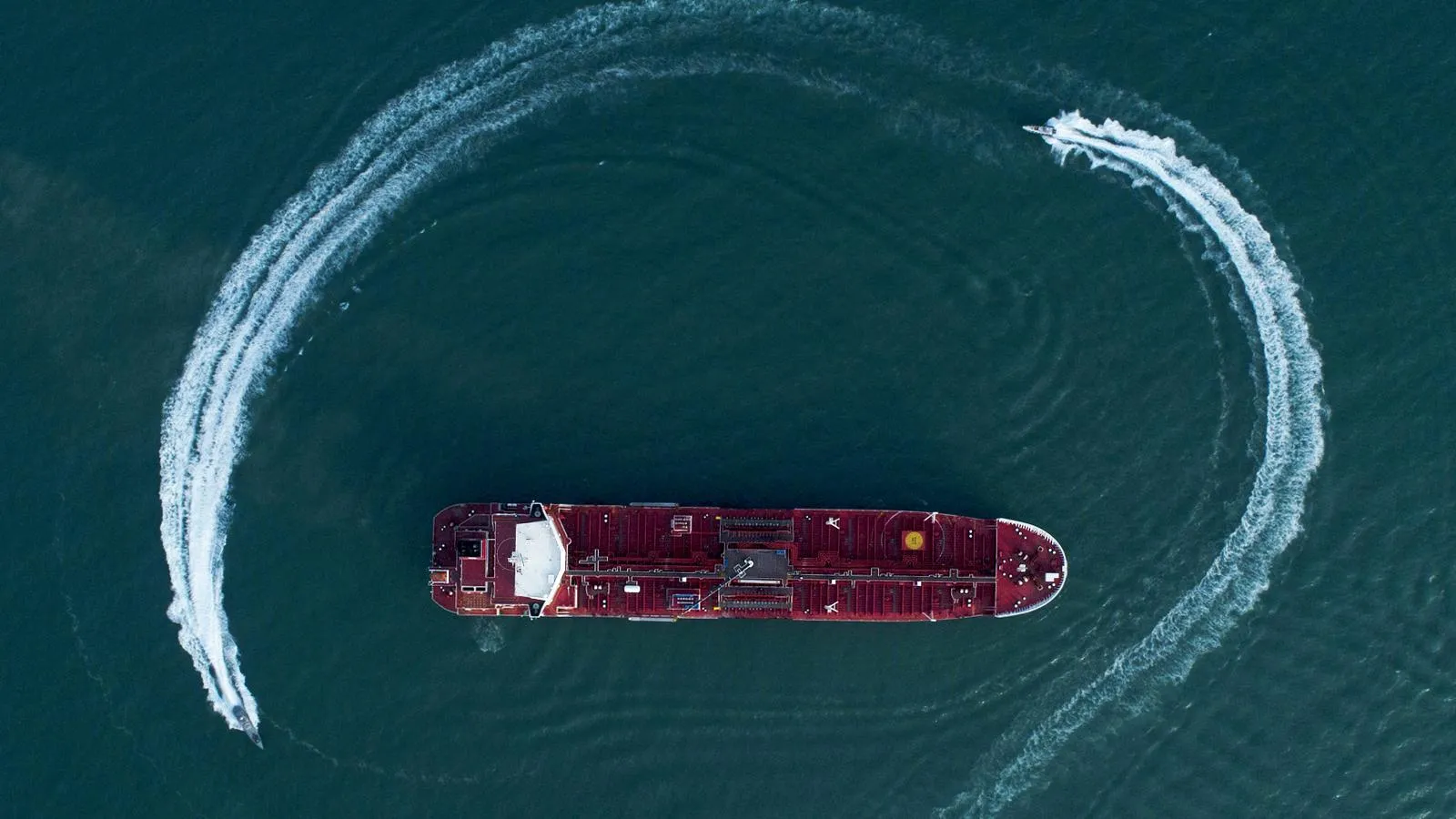 Быстроходные катера КСИР кружат возле британского нефтяного танкера Stena Impero в Ормузском пролив. Xinhua