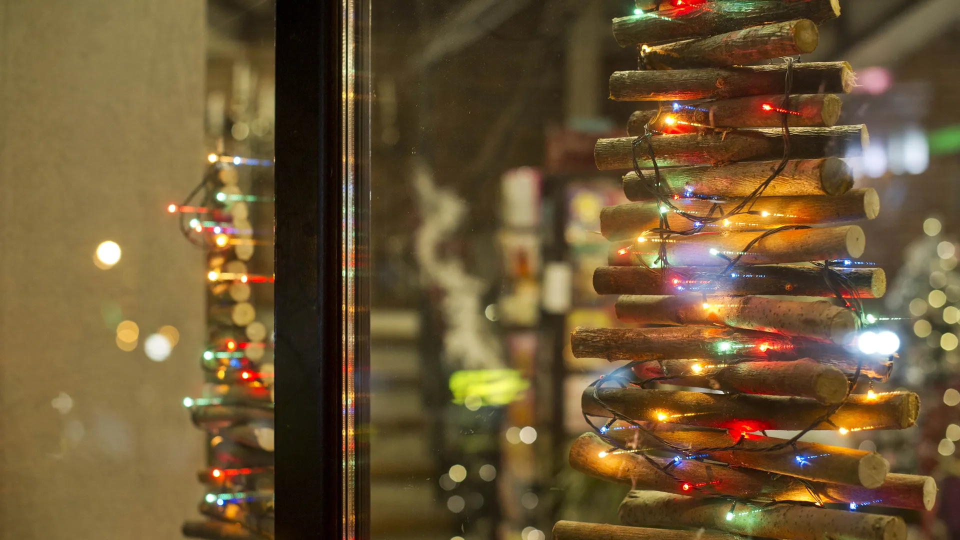 Автобус-елка начал дарить праздник жителям Подмосковья