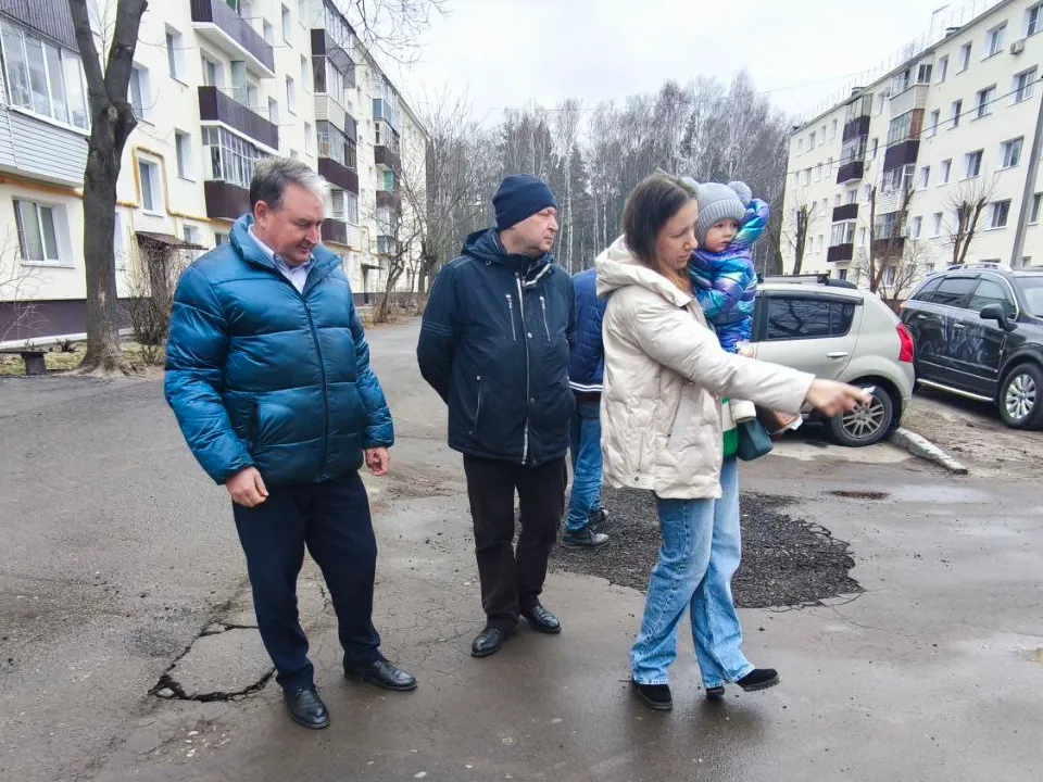 Александр Белоусов осматривает территорию двора. Фото: пресс-служба Администрации Павлово-Посадского городского округа&nbsp;