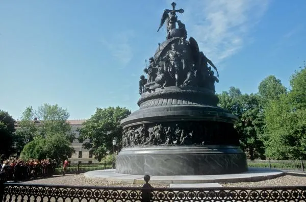 Памятник «Тысячелетие России» 1862 года создания. Воздвигнут в Великом Новгороде в честь тысячелетнего юбилея легендарного призвания варягов на Русь