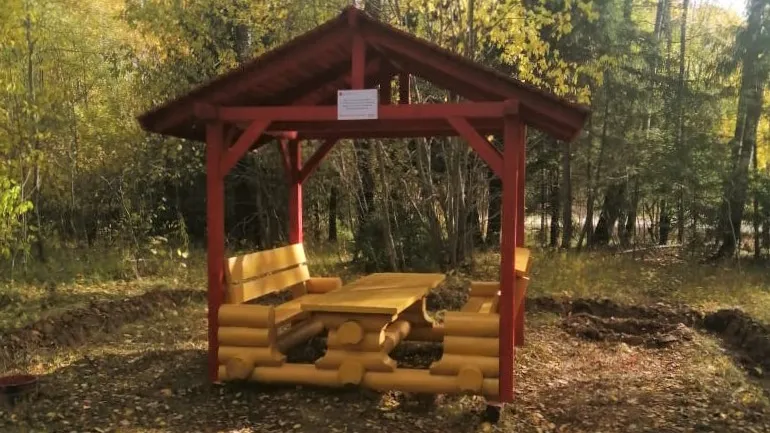 Фото: пресс-служба Комитета лесного хозяйства Московской области / Лучше всего отдыхать в специально оборудованных местах – их легко узнать по красно-желтым бревенчатым беседкам