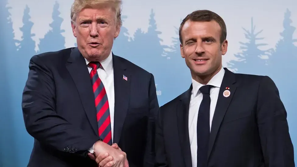 Макрону бы подкачаться: Трамп так сжал руку президента Франции, что у того побелели костяшки