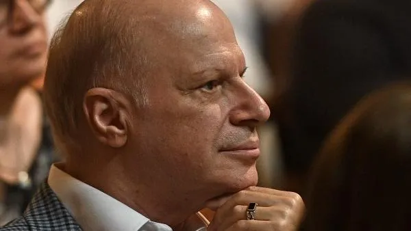 Авангард Леонтьев рассказал о спектакле «Ночь в отеле»