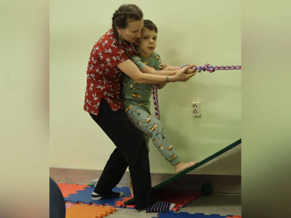 Федя Инякин занимается со специалистом ДЦА&nbsp;«Родник» Краснодарского края. Фото: личный архив Юлии Инякиной