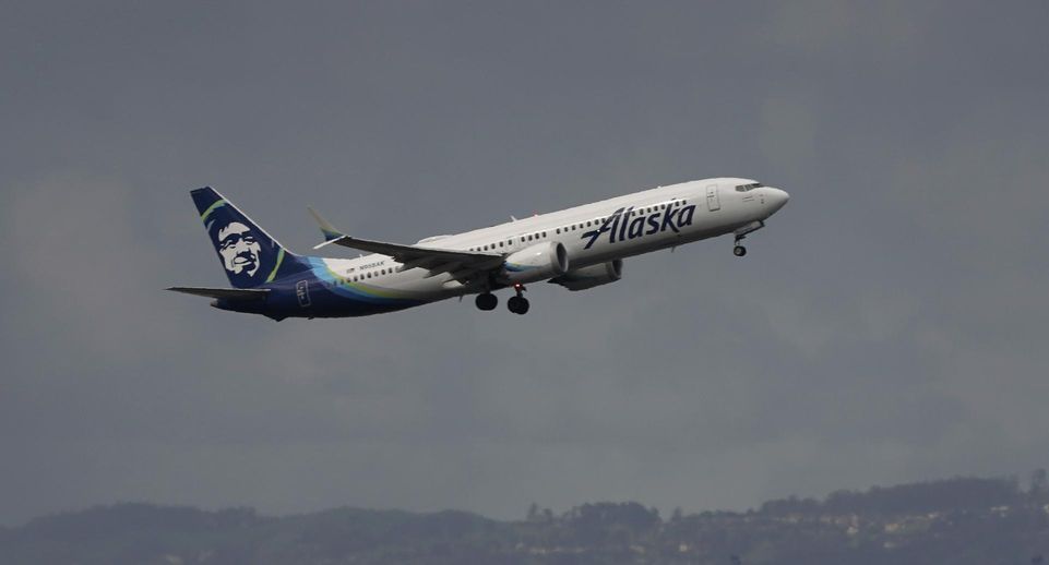 На Boeing подали в суд из-за оторвавшейся в полете двери