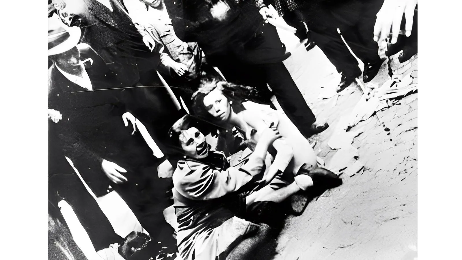 Еврейские женщина и девочка, окруженные украинскими погромщиками, 1941 год