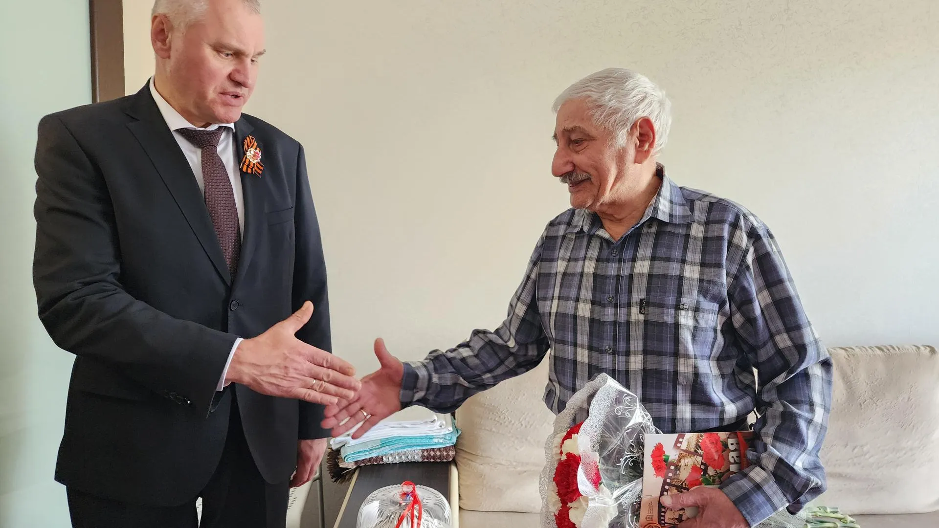 Глава Фрязина Дмитрий Воробьев поздравляет ветерана Владимира Гиноновича Мелинова Фото: REGIONS/Наталья Дорошева