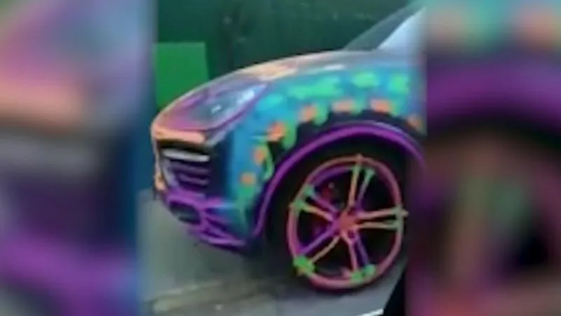 Неизвестный «художник» раскрасил Porsche Cayenne за 5 млн руб. в Люберцах
