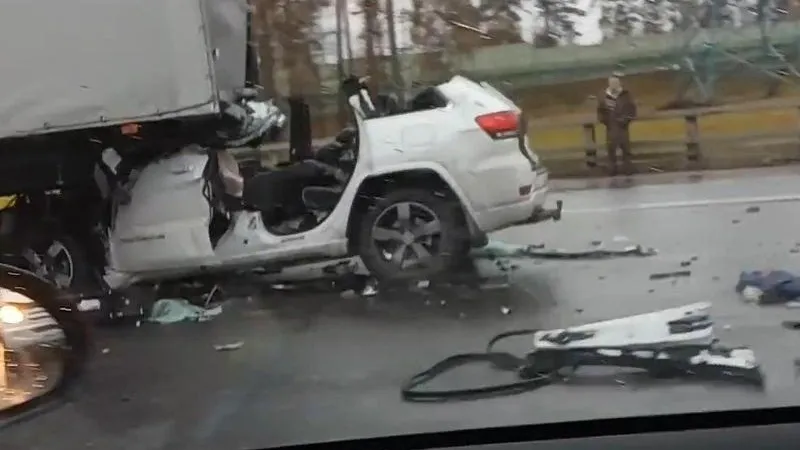 Внедорожник влетел в грузовик на «аварийке» на Минском шоссе