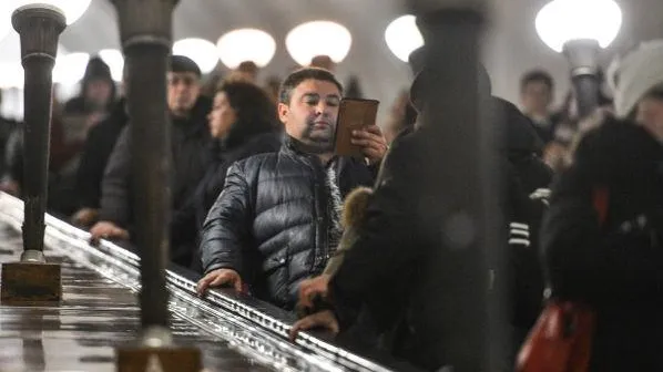 Собрать стих из кусочков и получить подарок можно будет в метро Москвы