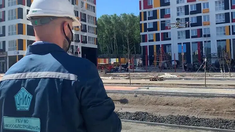 О важности соблюдения антиковидных мер строителям напоминают беспилотники 