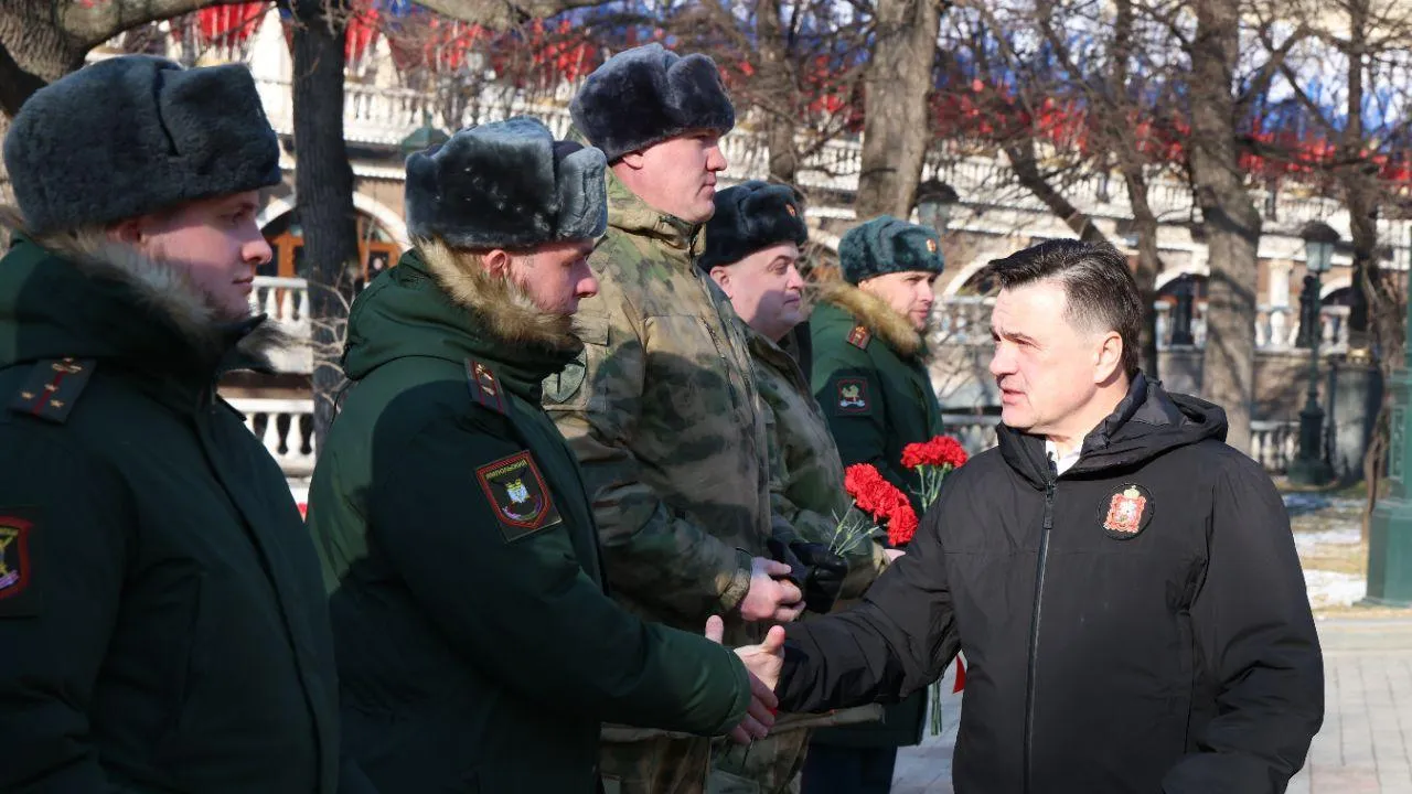 Андрей Воробьев возложил цветы к Могиле Неизвестного Солдата с военнослужащими