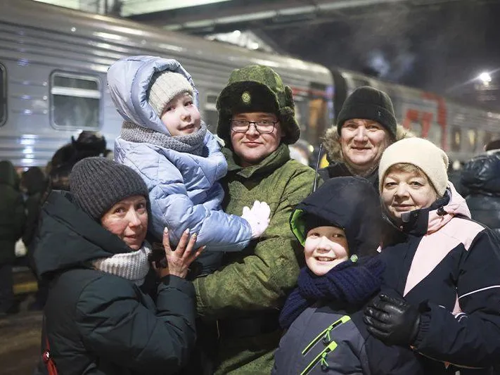 От бесплатных мест в вузах до обслуживания на дому: как в регионах РФ помогают родным бойцов СВО