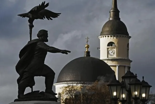 Памятник князю Ивану III, установленный на площади Старый Торг в Калуге