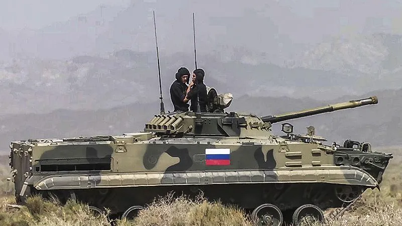 «Противника отогнали огнем»: боец СВО застрял в сломанной бронемашине, но товарищи спасли его