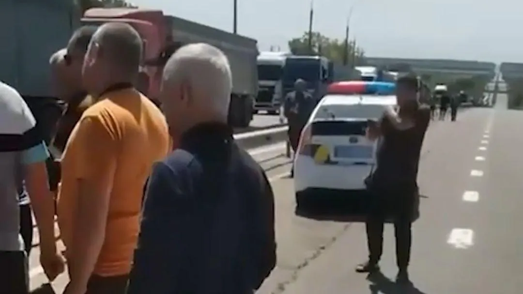 Сотни фур перекрыли трассу Киев — Одесса: украинцы протестуют против нового закона о мобилизации
