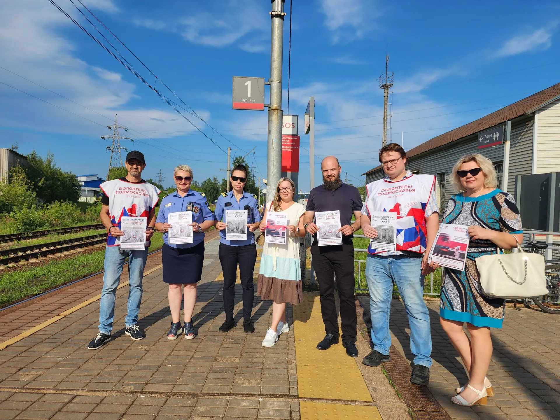 Активисты раздают пассажирам буклеты с правилами безопасности.&nbsp;Фото: Наталья Дорошева